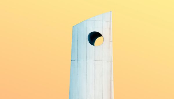 Moderne Architektur vor gelbem Himmel