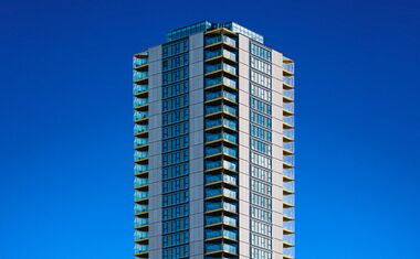 Moderne Architektur vor tiefblauem Himmel