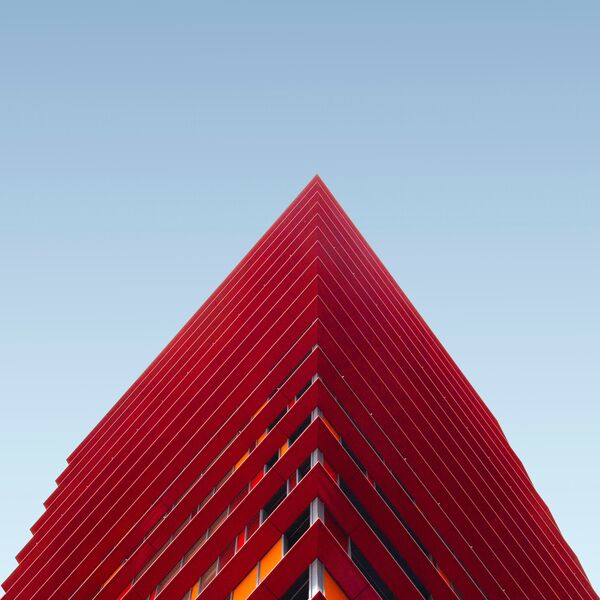 Moderne rote Architektur vor blauem Himmel