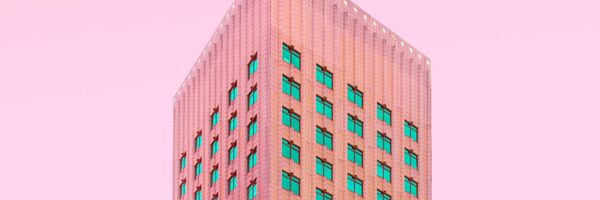 Moderne Architektur vor orangem Himmel