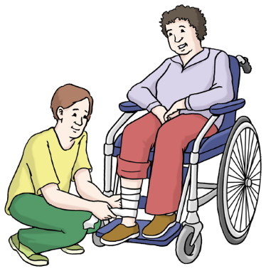 Auf dem Bild sieht man eine Person im Rollstuhl. Sie hat ein verbundenes Bein. Eine andere Person ist in der Hocke vor ihr und wechselt gerade den Verband. Auf dem Bild sieht man eine Person im Rollstuhl. Sie hat ein verbundenes Bein. Eine andere Person ist in der Hocke vor ihr und wechselt gerade den Verband.