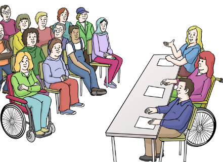 Auf dem Bild sieht man eine große Gruppe von Menschen, die auf Stühlen sitzen. Vor ihnen sitzen drei Personen an einem langen Tisch und wenden sich der Gruppe zu. Auf dem Bild sieht man eine große Gruppe von Menschen, die auf Stühlen sitzen. Vor ihnen sitzen drei Personen an einem langen Tisch und wenden sich der Gruppe zu.